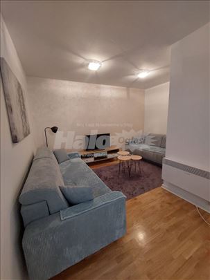 Lep stan sa velikom terasom kod Hrama Svetog Save