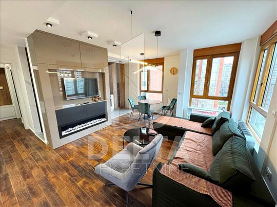 Luksuzan stan, sa parkingom,u prestižnom kompleksu