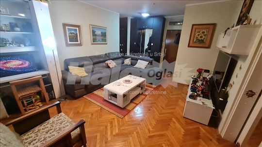 Izdajem stan Lipov Lad Bulevar