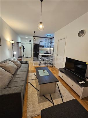 Nov, namesten 1.5 stan kod Prvomajske sa parkingom