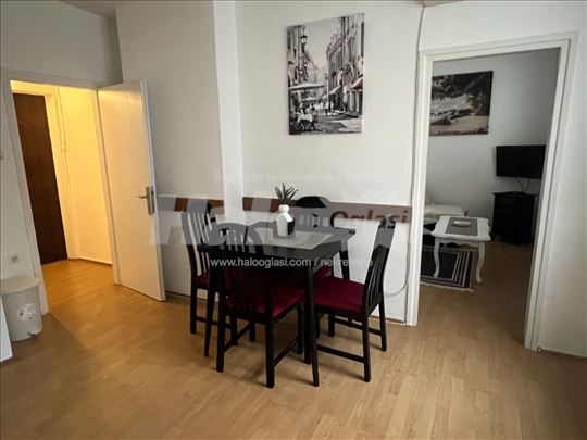 Izdaje se stan na Karaburmi 47m2, terasa 15m2.