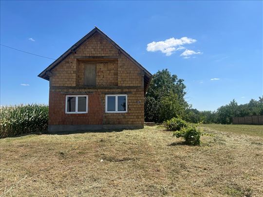 Na prodaju kuća za renoviranje u Novim Karlovcima 