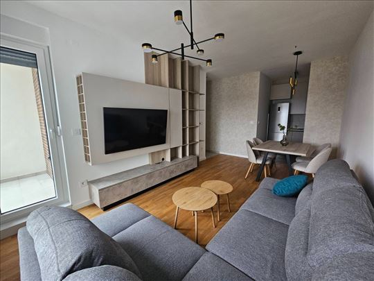 ~NOV, moderno opremljen stan u Kneževom Parku~