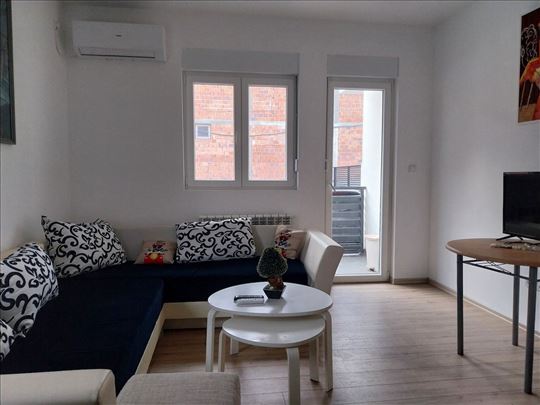 Prelep jednoiposoban stan za izdavanje, Ledine