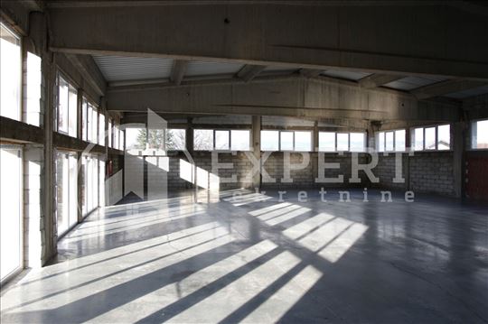 Izdaje se poslovni prostor na prvom spratu, 800m2