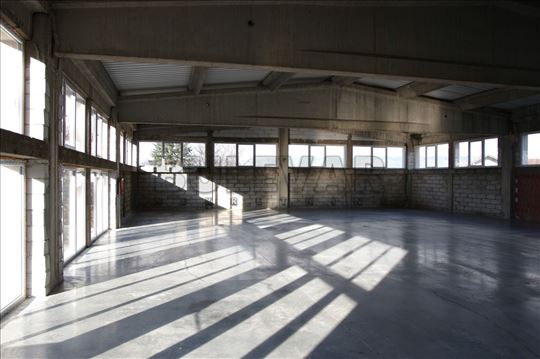 Izdaje se poslovni prostor na prvom spratu, 800m2