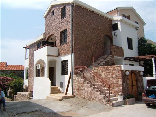 Petrovac, apartmani na 100m od mora