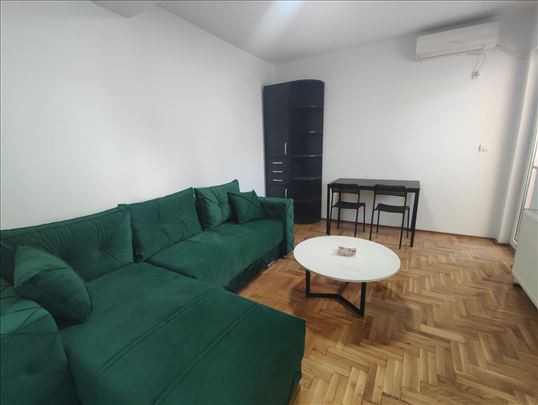 Lepa garsonjera, 30m2, Podbara 