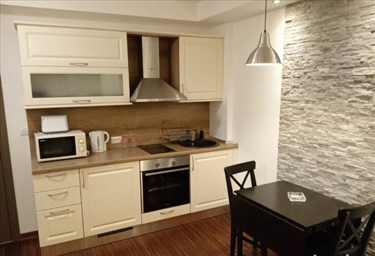 Apartman sa spavaćom sobom, Kraljevi Čardaci