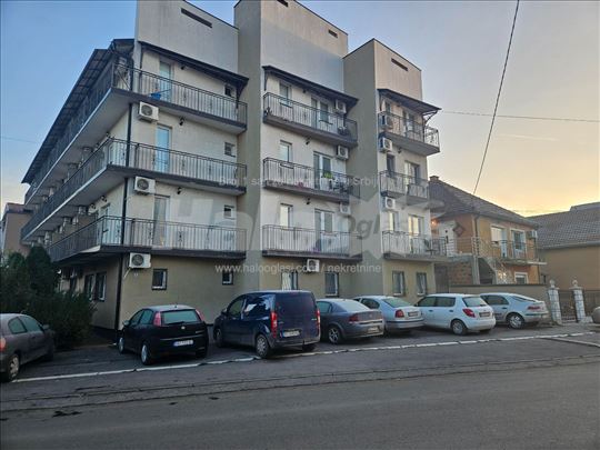 Borča-centar lep namesten stan,linije aut 95,96,85