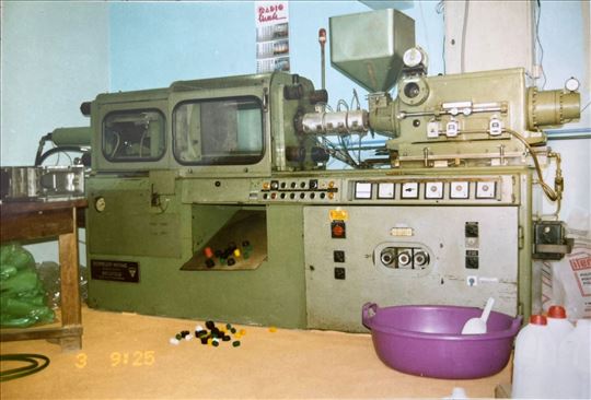 Benteler-Werke mašina za brizganje plastike, 130 g