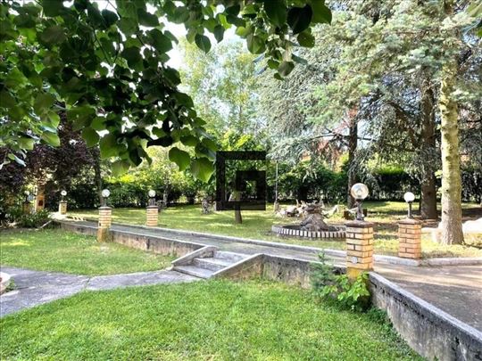 Kuća na predivnom placu sa bazenom ID#1552