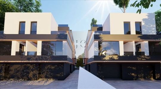 Na prodaju petosoban stan u Lux vili, 101m2 + 16m2