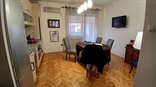 Zemun,Lux kuca 240m2, 3,0 ara placa, vertikala