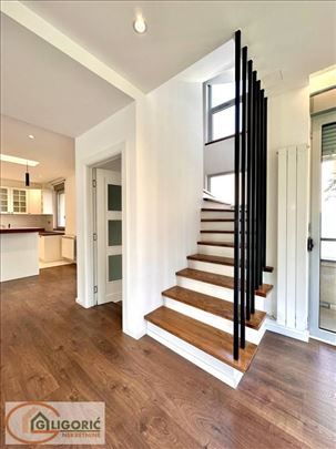 Dupleks sa dvorištem i garažnim mestom