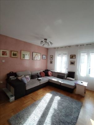 Zemun,Vinarska,4.0,71m²,sa lepim dvoristem 