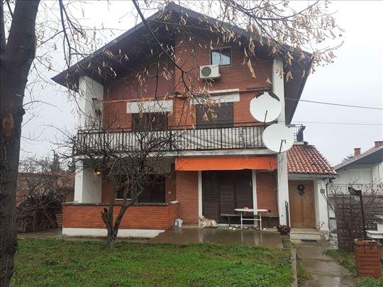 Boleč, 180m2+82m2 garaža, 8 ari placa