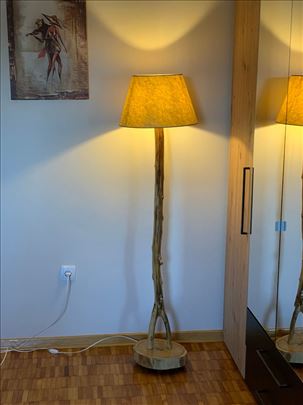 unikatna drvena lampa