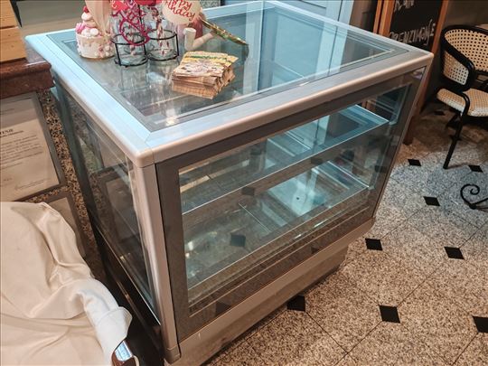 Vitrina za torte i kolače