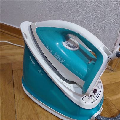 Pegla na paru Tefal na postolje 2200 W dobra 