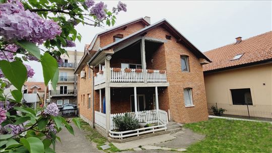 Zemun, Altina, uknjižena kuća 305 m2, plac 5,56ari