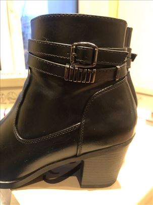 Crne kratke čizmice