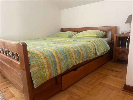 Bračni krevet sa noćnim ormarićima