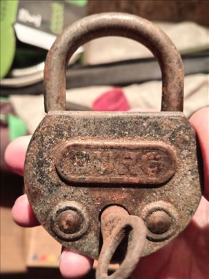 Katanac sa ključem.