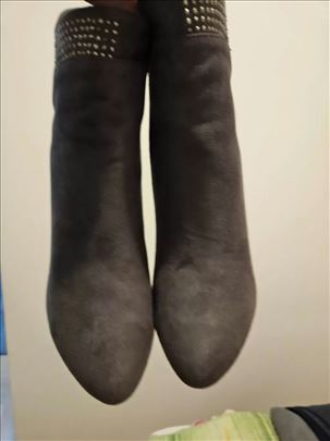 Nove sive čizme 37