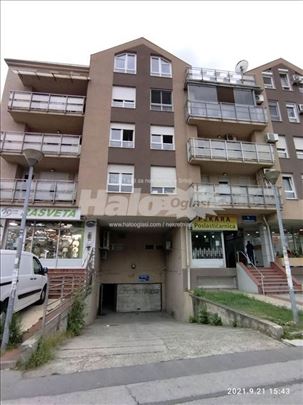 Izdajem garažno mesto 13m2