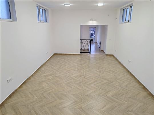 Banovo Brdo 92 m2 upravo renoviran prostor parking