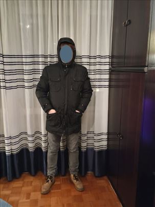 Dugačka crna zimska jakna