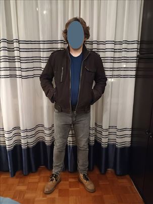 Kratka crna jakna od kepera