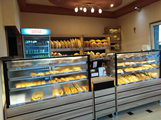 Komplet tople i neutralne vitrine novo