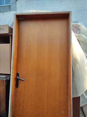 Vrata formirana drvena