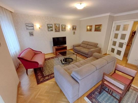 Lep, svetao stan kod Hrama, garaža, ID 3885