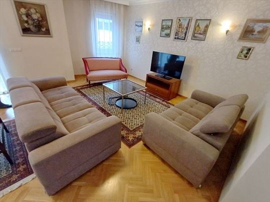 Svetao 4.0 stan kod Hrama, garaža, ID 3885