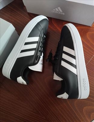 Adidas crno, bele grand court alpha 43 1/3