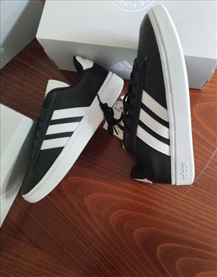 Adidas crno, bele grand court alpha  44
