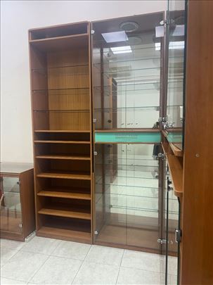 Garderoberi i vitrine za izlaganje robe