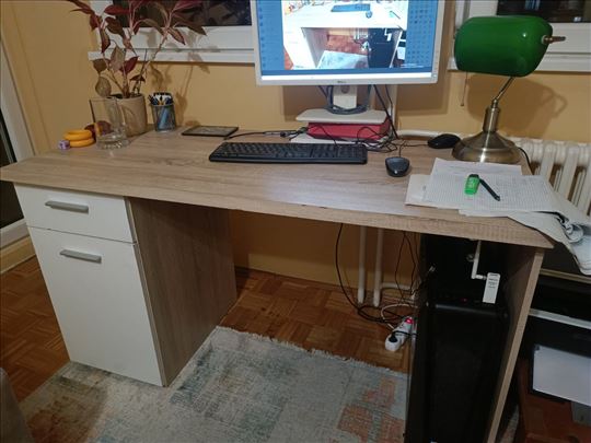 Kvalitetan radni sto, odlično očuvan - NBG/Zemun