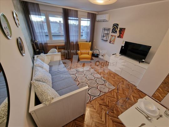 Pored Politike, Cetinjska 4, Vlasnik