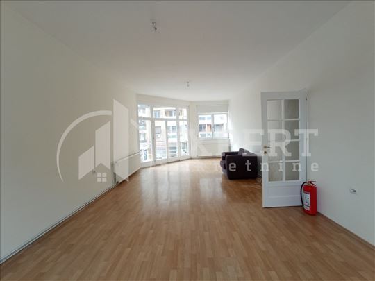 Izdaje se poslovni prostor 156m2, u širem centru g