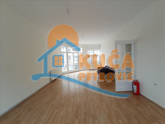 Izdaje se poslovni prostor 156m2, u širem centru g