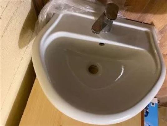 Keramički lavabo, skoro nov, širina  47cm