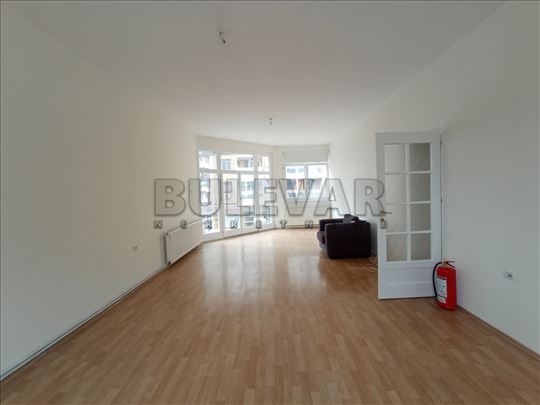 Izdaje se poslovni prostor 156m2, u širem centru g