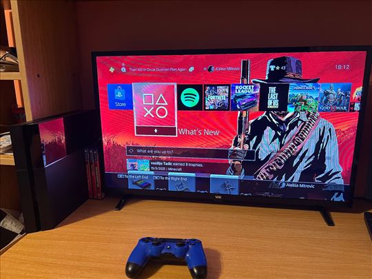 SONY PS4 (FAT) KONZOLA ISPRAVNA