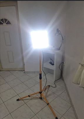 Prodajem reflektor sa stalkom