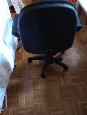 Prodaje se nameštaj 5 kreveta,vrata,šaloni,stolice