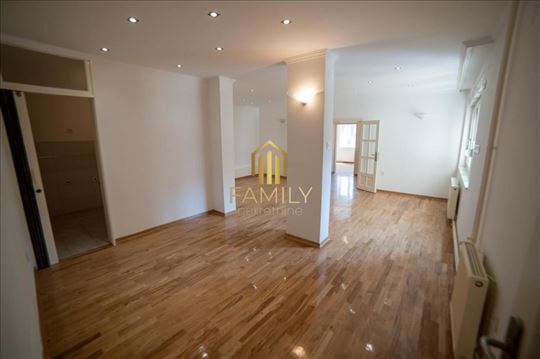 Prodaje se četvorosban stan na Novoj Detelinari, 9